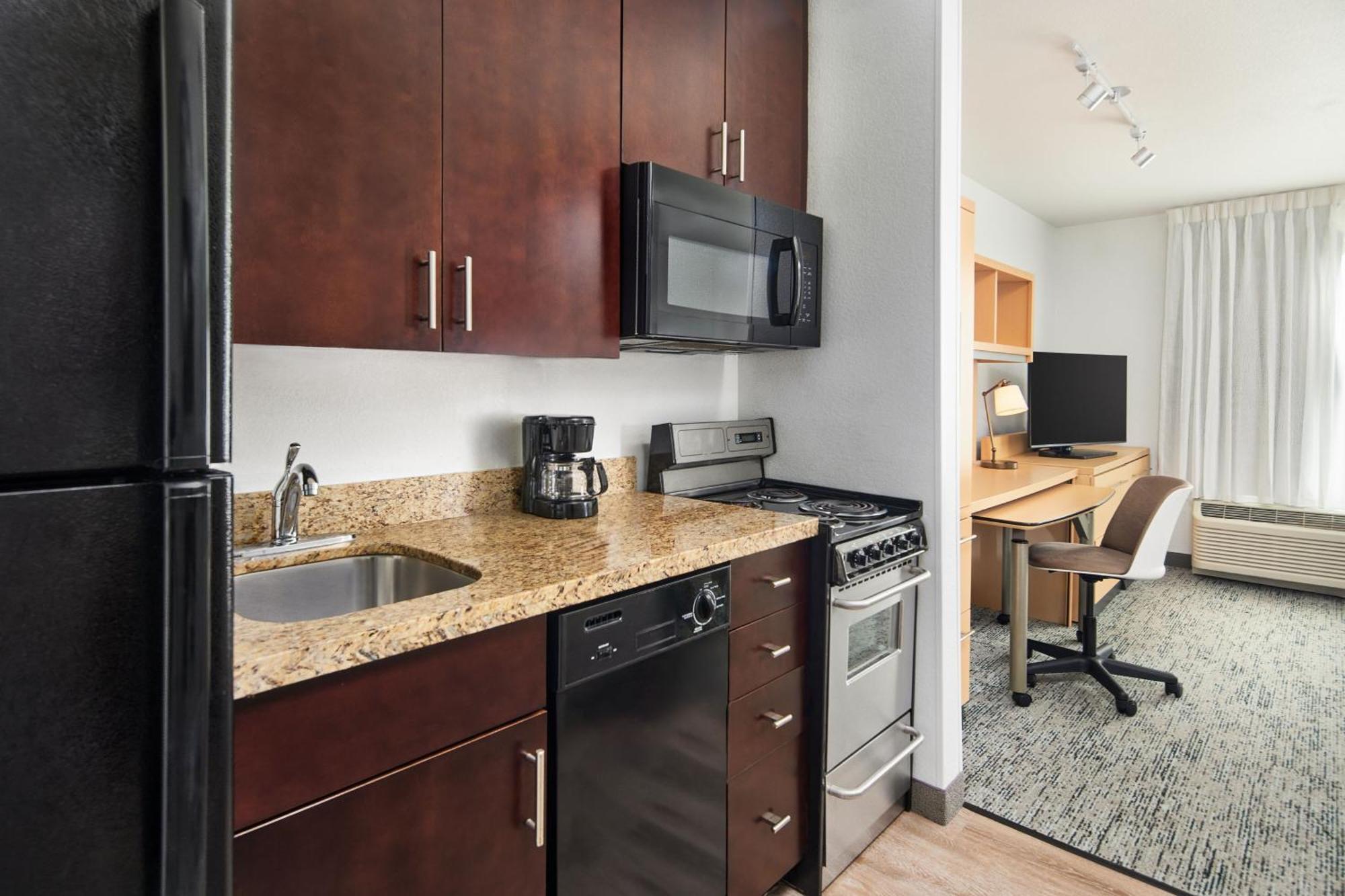 Towneplace Suites By Marriott Garden City Exterior photo