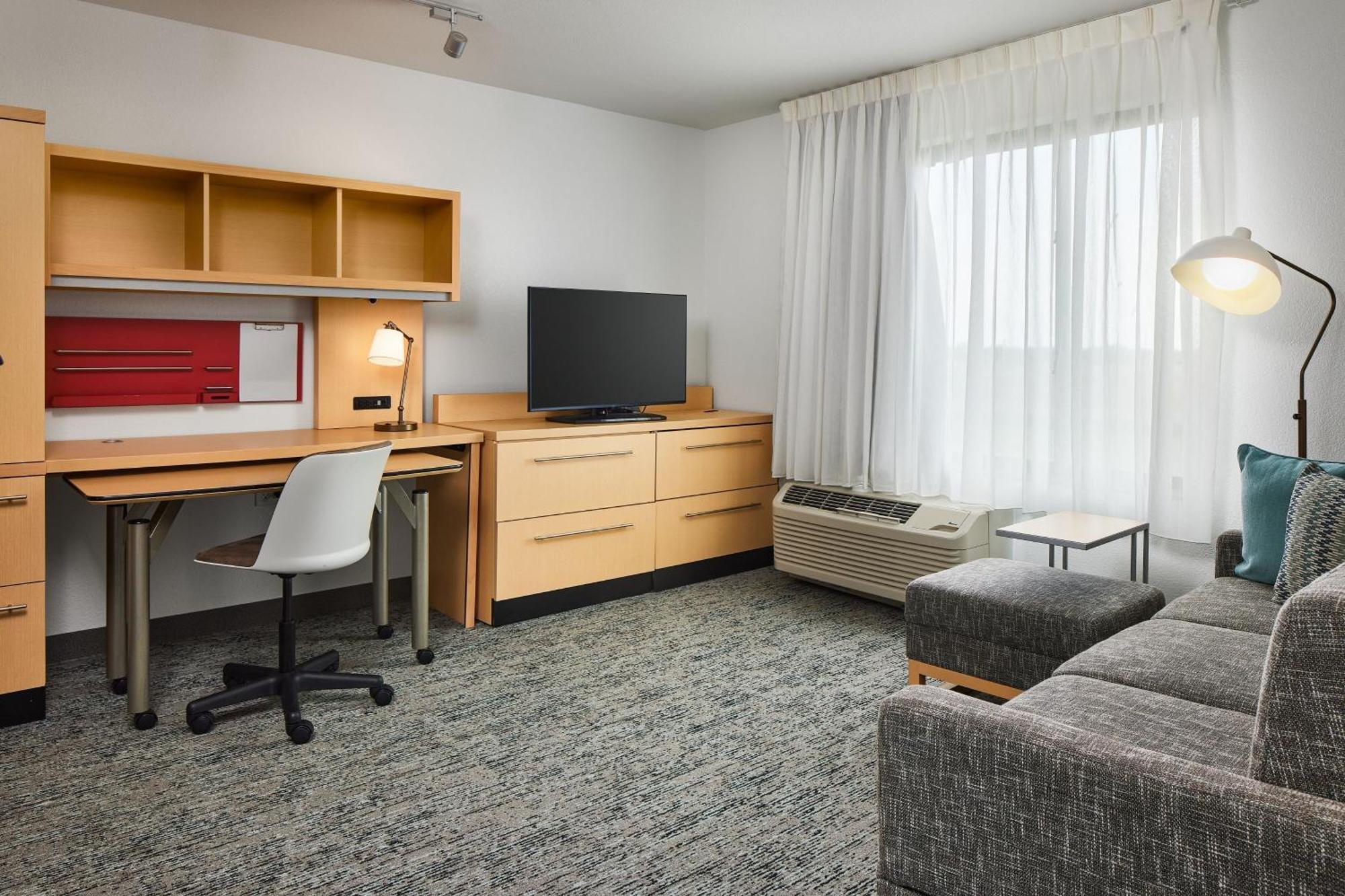 Towneplace Suites By Marriott Garden City Exterior photo